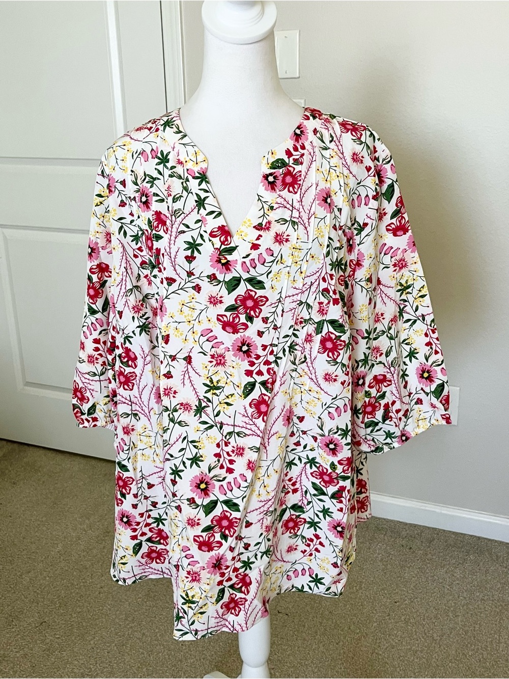 NWT BloomChic White Floral V-Neck Tunic with Pink & Yellow Blooms Size 18-20W
